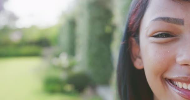 Portrait Une Adolescente Biraciale Heureuse Regardant Caméra Avec Espace Copie — Video