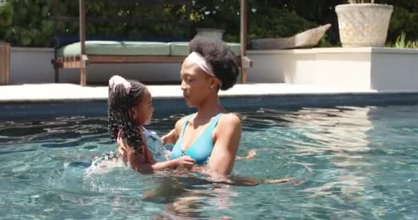 快乐的非洲裔美国人母亲和女儿在游泳池边玩耍 动作缓慢 在家里和夏天花质量时间的概念 — 图库视频影像