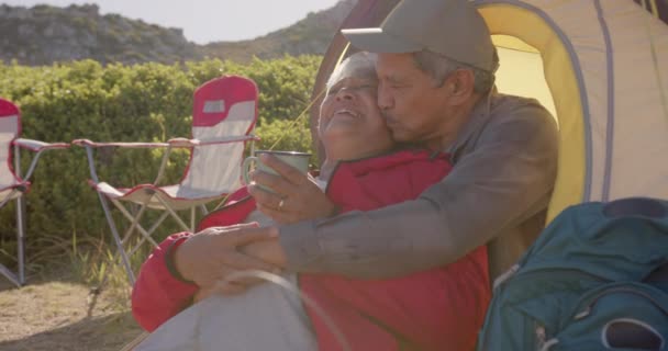 Glückliche Senioren Sitzen Zelt Den Bergen Und Umarmen Sich Einem — Stockvideo