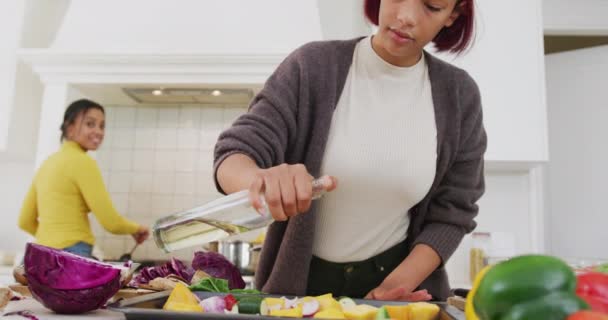 Melez Kız Kardeşler Mutfakta Ağır Çekimde Yemek Pişiriyor Kaliteli Zaman — Stok video