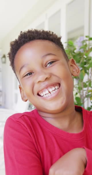 Vídeo Vertical Retrato Niño Afroamericano Feliz Mirando Cámara Cámara Lenta — Vídeos de Stock