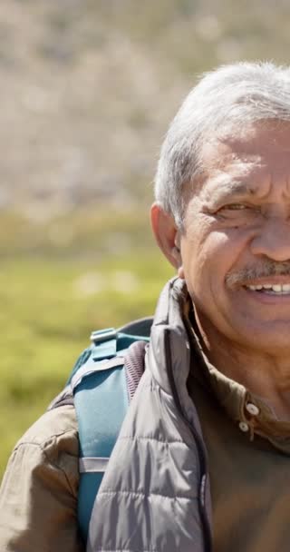 Vídeo Vertical Retrato Homem Biracial Sênior Feliz Nas Montanhas Câmera — Vídeo de Stock