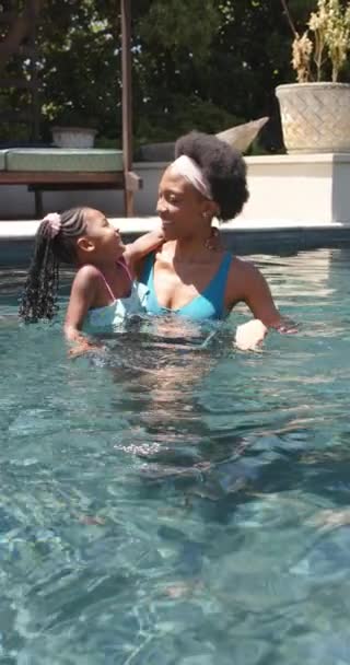 Függőleges Videó Boldog Afro Amerikai Anyáról Lányról Akik Biliárdoznak Lassítva — Stock videók