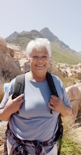 Vídeo Vertical Retrato Mulher Biracial Sênior Feliz Montanhas Câmera Lenta — Vídeo de Stock