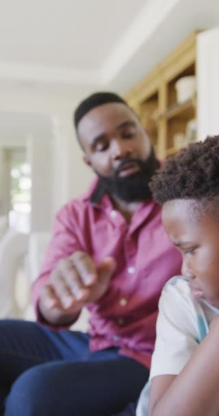 Pionowe Wideo Afrykańskiego Ojca Syna Siedzących Kanapie Obejmujących Zwolnionym Tempie — Wideo stockowe