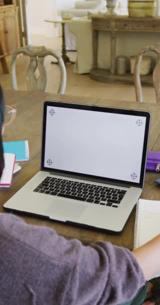 Вертикальне Відео Дівчини Підлітка Яка Використовує Ноутбук Копіювальним Простором Повільному — стокове відео