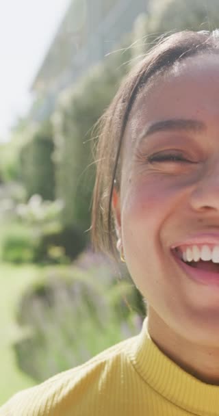 Vertikální Video Portrétem Biracial Ženy Dívající Kamery Usmívající Zpomaleném Filmu — Stock video