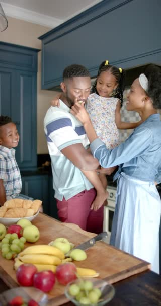 幸せなアフリカ系アメリカ人家族の垂直ビデオは スローモーションで朝食を準備します 家のコンセプトで質の高い時間を過ごす — ストック動画