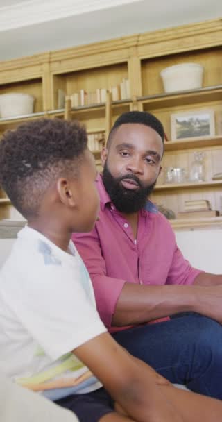 Vídeo Vertical Del Padre Hijo Afroamericanos Sentados Sofá Hablando Cámara — Vídeos de Stock