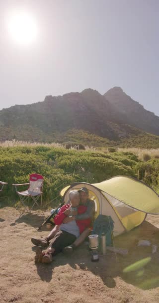 在山中的帐篷里拥抱的长辈的垂直录像 动作缓慢 远足和健康生活方式概念 — 图库视频影像