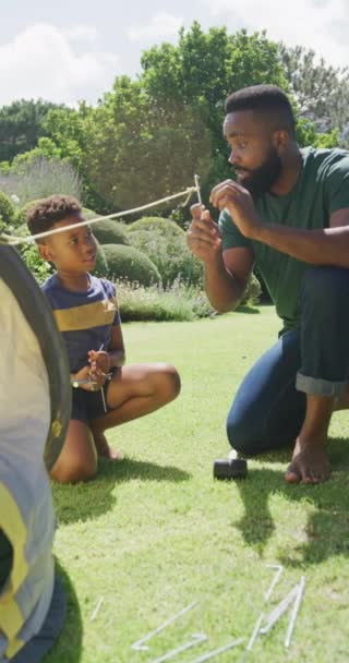 非洲裔美国人的父亲和儿子的垂直录像 动作缓慢 花费高质量的时间 家庭生活和童年概念 — 图库视频影像