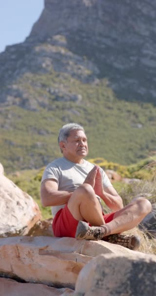 Vertikal Video Äldre Biracial Man Mediterar Berg Slow Motion Pensionering — Stockvideo