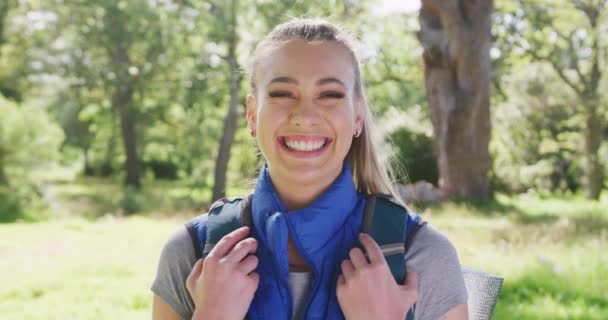 Parkta Kameraya Bakan Mutlu Beyaz Kadın Portresi Yavaş Çekim Doğa — Stok video