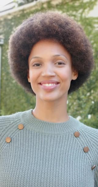 Vídeo Vertical Retrato Mulher Americana Africana Feliz Jardim Amizade Passar — Vídeo de Stock