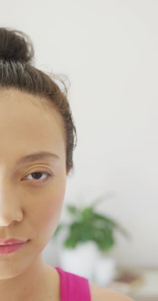 Függőleges Videó Egy Boldog Ázsiai Portréjáról Aki Hálószobában Mosolyog Lassított — Stock videók