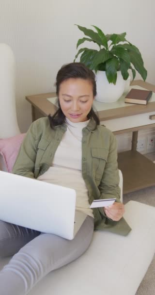 Vídeo Vertical Mulher Asiática Feliz Usando Laptop Quarto Câmera Lenta — Vídeo de Stock
