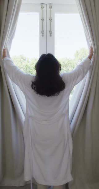 Vertikales Video Einer Glücklichen Asiatischen Frau Die Zeitlupe Vorhänge Schlafzimmer — Stockvideo