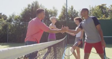 Tenis kortunda el sıkışan farklı arkadaş grubunuz kutlu olsun. Ev kavramında arkadaşlık ve kaliteli zaman geçirme.