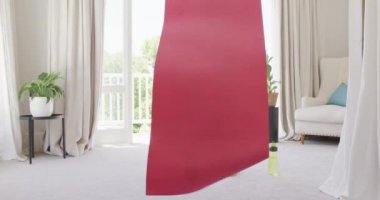 Mutlu Asyalı kadın yoga minderini yavaş çekimde yatak odasına yerleştiriyor. Kaliteli zaman, yaşam tarzı ve ev hayatı kavramı harcamak.