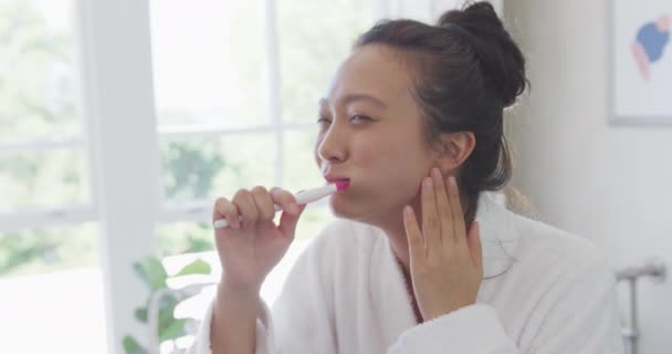 Wanita Asia Bahagia Menggosok Gigi Kamar Mandi Dalam Gerakan Lambat — Stok Video