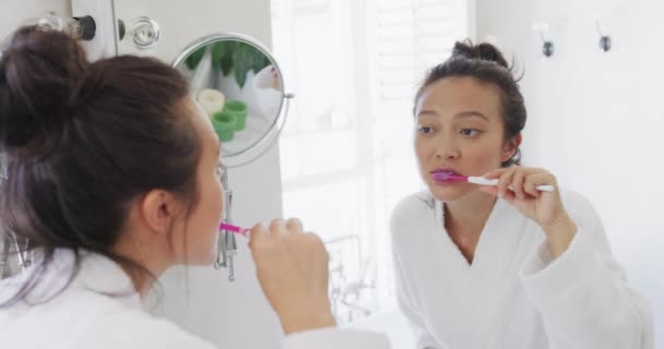 Mujer Asiática Feliz Mirando Espejo Cepillándose Los Dientes Baño Cámara — Vídeo de stock