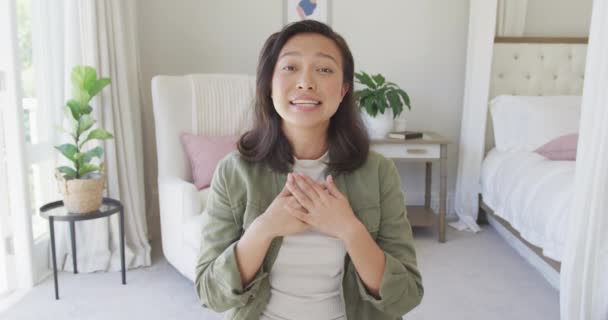 Mulher Asiática Feliz Ter Vídeo Chamada Quarto Câmera Lenta Gastar — Vídeo de Stock
