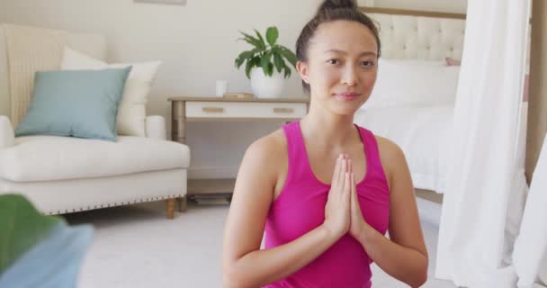 Mutlu Asyalı Kadın Portresi Yoga Yapıyor Yatak Odasında Yavaş Çekimde — Stok video