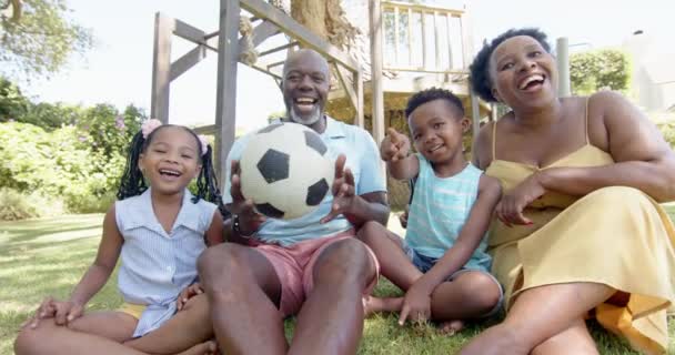 Retrato Avós Afro Americanos Felizes Com Netos Jardim Câmera Lenta — Vídeo de Stock