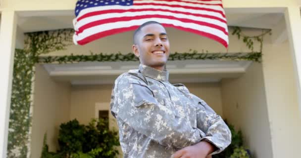 アメリカの旗の上に庭の幸せな出産の男性兵士の肖像画 愛国心 家のコンセプトで質の高い時間を過ごす — ストック動画