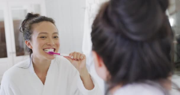 Feliz Mulher Asiática Olhando Para Espelho Escovando Dentes Banheiro Câmera — Vídeo de Stock