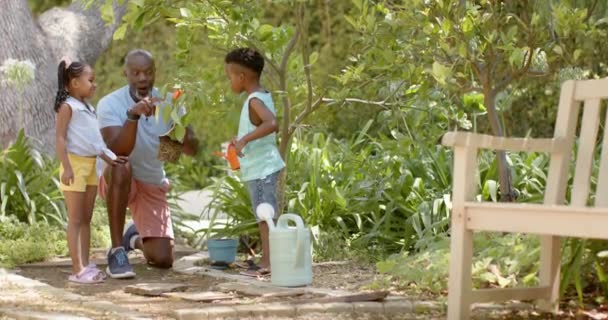 Счастливые Африканские Американские Братья Сёстры Дедушкой Разговаривают Саду Замедленной Съемке — стоковое видео