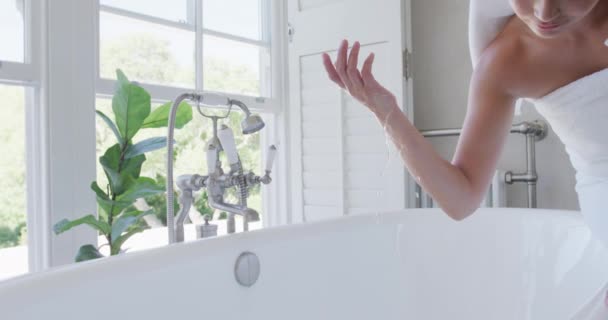 Feliz Asiática Mulher Correndo Banho Banheiro Câmera Lenta Gastar Tempo — Vídeo de Stock