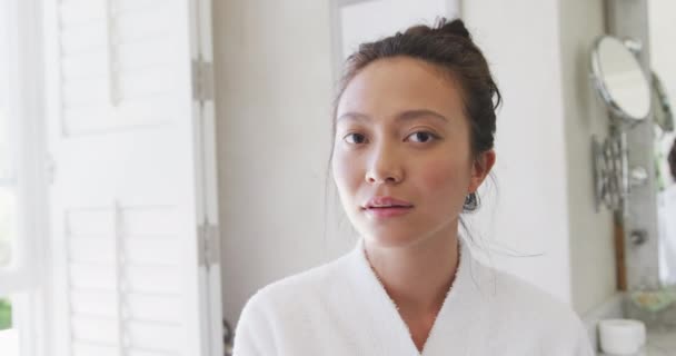 Retrato Mulher Asiática Feliz Sorrindo Banheiro Câmera Lenta Gastar Tempo — Vídeo de Stock