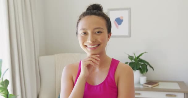 Retrato Mulher Asiática Feliz Olhando Para Câmera Sorrindo Quarto Câmera — Vídeo de Stock
