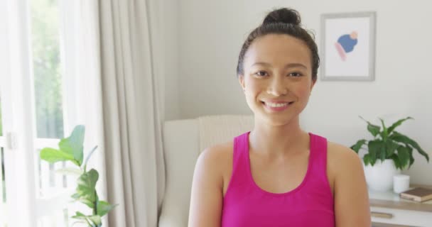 Retrato Mulher Asiática Feliz Olhando Para Câmera Sorrindo Quarto Câmera — Vídeo de Stock