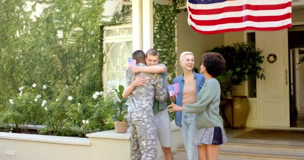 Glad Varierad Manlig Soldat Omfamnar Sina Vänner Med Amerikansk Flagga — Stockvideo