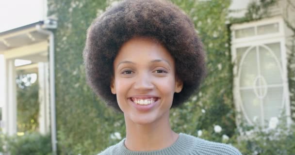 Retrato Mulher Americana Africana Feliz Jardim Amizade Passar Tempo Qualidade — Vídeo de Stock