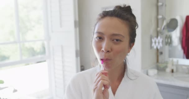 Heureuse Femme Asiatique Brossant Les Dents Dans Salle Bain Ralenti — Video