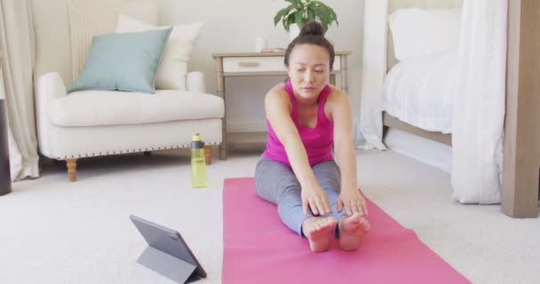 Mutlu Asyalı Kadın Yoga Yapıyor Yatak Odasında Geriniyor Ağır Çekimde — Stok video