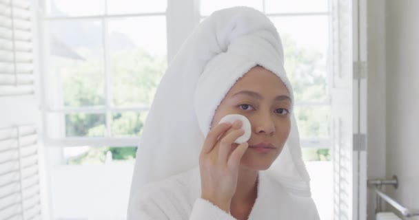 Feliz Mulher Asiática Limpeza Pele Banheiro Câmera Lenta Gastar Tempo — Vídeo de Stock