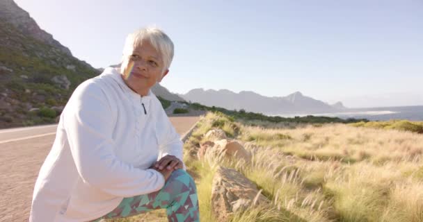 Mulher Bíblica Sênior Feliz Que Estende Nas Montanhas Dia Ensolarado — Vídeo de Stock
