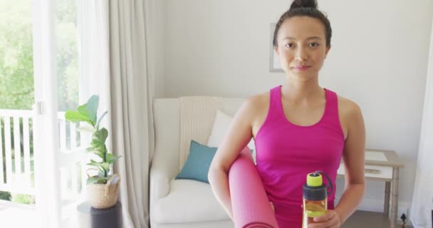 Porträt Einer Glücklichen Asiatin Mit Yogamatte Und Wasserflasche Schlafzimmer Zeitlupe — Stockvideo