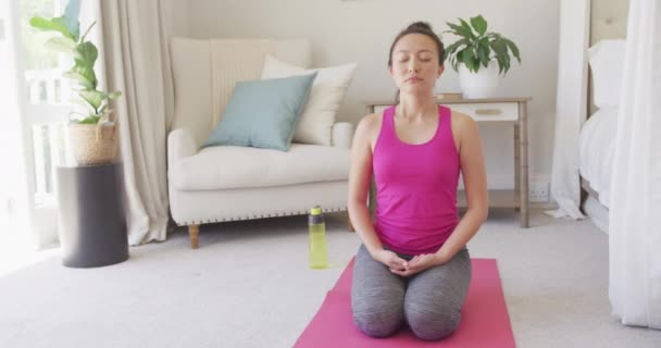 Mutlu Asyalı Kadın Yoga Yapıyor Yatak Odasında Meditasyon Yapıyor Ağır — Stok video