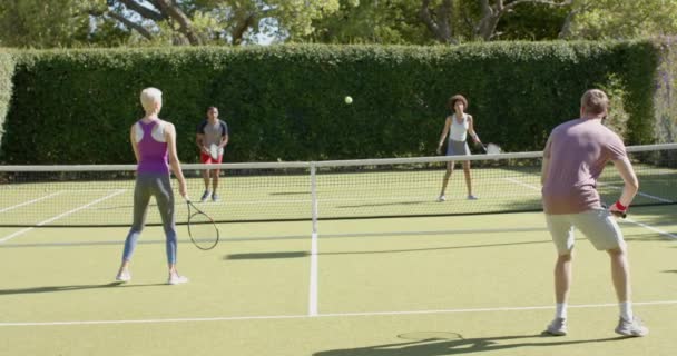 Χαρούμενη Ποικιλόμορφη Ομάδα Φίλων Που Παίζουν Τένις Στο Γήπεδο Τένις — Αρχείο Βίντεο