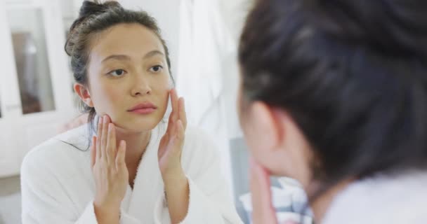 Feliz Mulher Asiática Olhando Para Espelho Tocando Rosto Banheiro Câmera — Vídeo de Stock