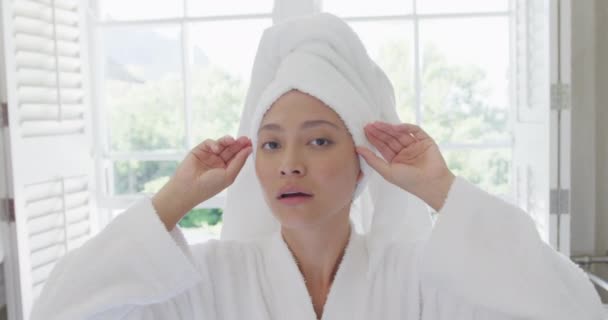 욕실에서 서서히 움직이는 수건을 머리에 이시아 가정생활 개념을 사용하는 — 비디오