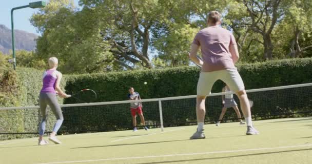 Šťastná Různorodá Skupina Přátel Hrající Tenis Tenisovém Kurtu Přátelství Trávení — Stock video