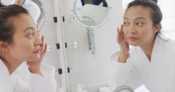 Felice Donna Asiatica Guardando Specchio Toccando Viso Bagno Rallentatore Trascorrere — Video Stock