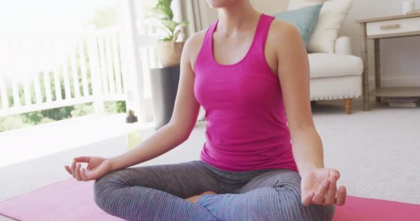 Mutlu Asyalı Kadın Yoga Yapıyor Yatak Odasında Meditasyon Yapıyor Ağır — Stok video