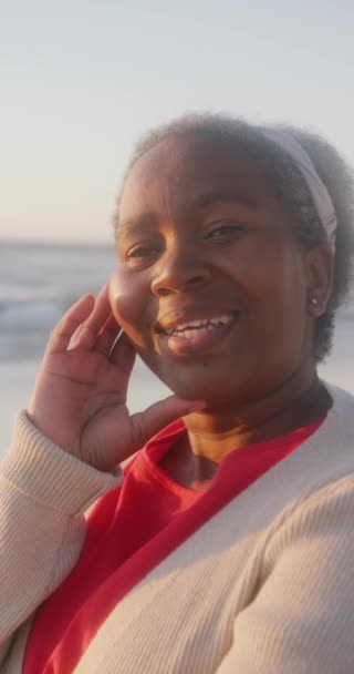 Κάθετο Βίντεο Πορτραίτο Μιας Χαρούμενης Ηλικιωμένης Αφροαμερικανίδας Που Χαμογελάει Στην — Αρχείο Βίντεο